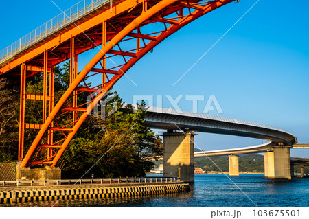 牛深ハイヤ大橋の夕陽　【熊本県天草市牛深】 103675501