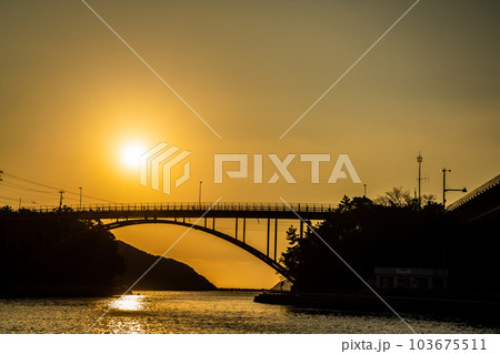 牛深ハイヤ大橋の夕陽 【熊本県天草市牛深】 牛深ハイヤ大橋の夕陽 【熊本県天草市牛深】 103675511