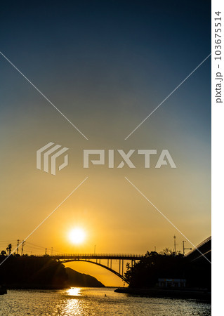 牛深ハイヤ大橋の夕陽　【熊本県天草市牛深】 103675514