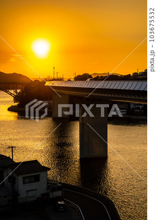 牛深ハイヤ大橋の夕陽　【熊本県天草市牛深】 103675532