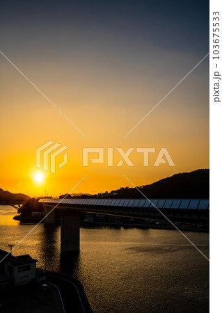 牛深ハイヤ大橋の夕陽 【熊本県天草市牛深】 牛深ハイヤ大橋の夕陽 【熊本県天草市牛深】 103675533