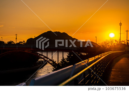 牛深ハイヤ大橋の夕陽 【熊本県天草市牛深】 牛深ハイヤ大橋の夕陽 【熊本県天草市牛深】 103675536