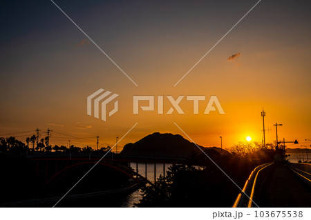 牛深ハイヤ大橋の夕陽 【熊本県天草市牛深】 牛深ハイヤ大橋の夕陽 【熊本県天草市牛深】 103675538