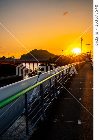牛深ハイヤ大橋の夕陽 【熊本県天草市牛深】 牛深ハイヤ大橋の夕陽 【熊本県天草市牛深】 103675540