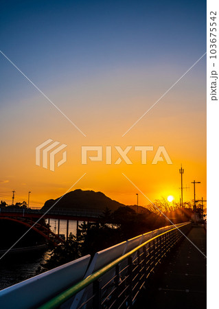 牛深ハイヤ大橋の夕陽 【熊本県天草市牛深】 牛深ハイヤ大橋の夕陽 【熊本県天草市牛深】 103675542