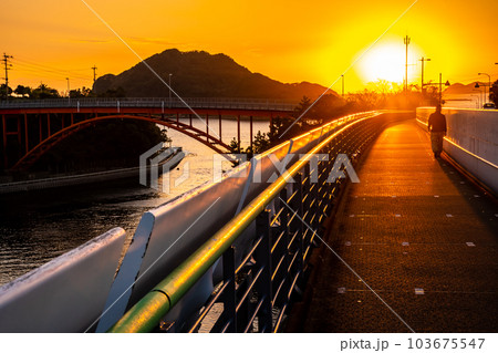 牛深ハイヤ大橋の夕陽 【熊本県天草市牛深】 牛深ハイヤ大橋の夕陽 【熊本県天草市牛深】 103675547