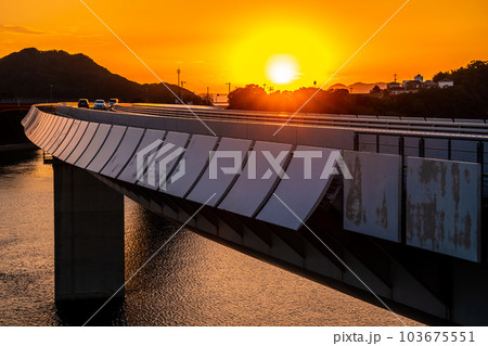 牛深ハイヤ大橋の夕陽 【熊本県天草市牛深】 牛深ハイヤ大橋の夕陽 【熊本県天草市牛深】 103675551