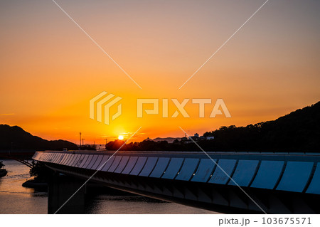 牛深ハイヤ大橋の夕陽　【熊本県天草市牛深】 103675571
