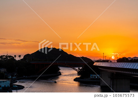 牛深ハイヤ大橋の夕陽　【熊本県天草市牛深】 103675573