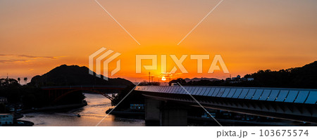 牛深ハイヤ大橋の夕陽 パノラマ 【熊本県天草市牛深】 牛深ハイヤ大橋の夕陽 パノラマ 【熊本県天草市牛深】 103675574