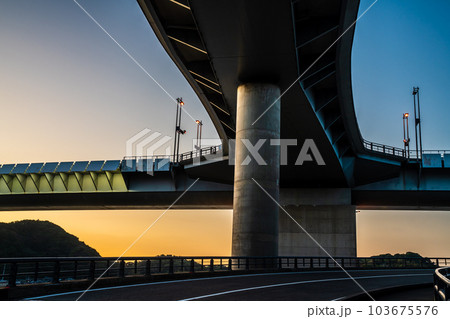 牛深ハイヤ大橋の夕陽 【熊本県天草市牛深】 牛深ハイヤ大橋の夕陽 【熊本県天草市牛深】 103675576