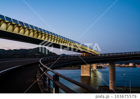 牛深ハイヤ大橋の夕陽　【熊本県天草市牛深】 103675579