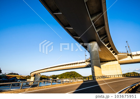 牛深ハイヤ大橋の朝風景　【熊本県天草市牛深】 103675951