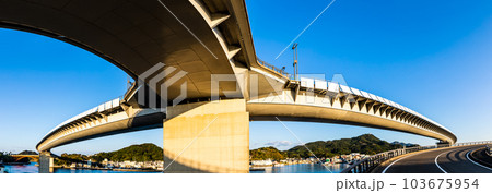 牛深ハイヤ大橋の朝風景 パノラマ 【熊本県天草市牛深】 牛深ハイヤ大橋の朝風景 パノラマ 【熊本県天草市牛深】 103675954