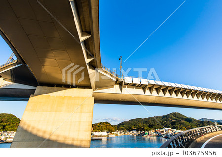 牛深ハイヤ大橋の朝風景 【熊本県天草市牛深】 牛深ハイヤ大橋の朝風景 【熊本県天草市牛深】 103675956