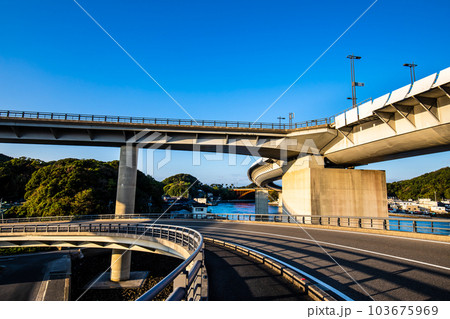 牛深ハイヤ大橋の朝風景 【熊本県天草市牛深】 牛深ハイヤ大橋の朝風景 【熊本県天草市牛深】 103675969