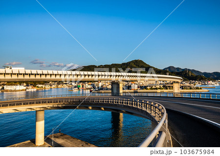 牛深ハイヤ大橋の朝風景 【熊本県天草市牛深】 牛深ハイヤ大橋の朝風景 【熊本県天草市牛深】 103675984