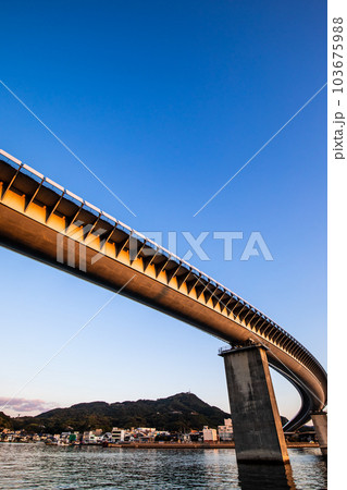 牛深ハイヤ大橋の朝風景　【熊本県天草市牛深】 103675988