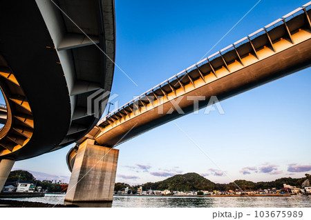 牛深ハイヤ大橋の朝風景　【熊本県天草市牛深】 103675989