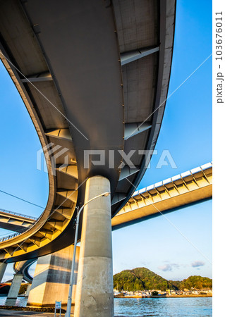 牛深ハイヤ大橋の朝風景 【熊本県天草市牛深】 牛深ハイヤ大橋の朝風景 【熊本県天草市牛深】 103676011