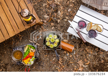 キャンプで料理 food using a bonfire at the campsit キャンプで料理 food using a bonfire at the campsit 103676284