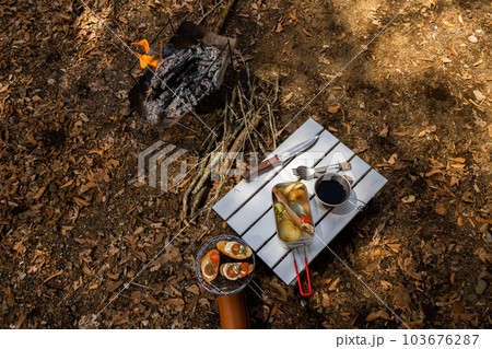 キャンプで料理　food using a bonfire at the campsit 103676287