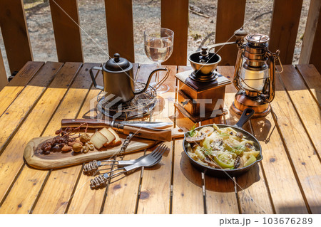 キャンプで料理　food using a bonfire at the campsit 103676289
