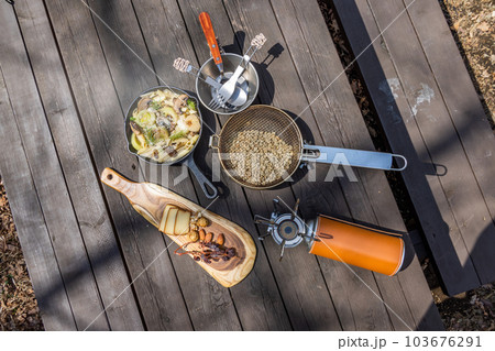 キャンプで料理 food using a bonfire at the campsit キャンプで料理 food using a bonfire at the campsit 103676291