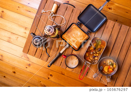 キャンプで料理 food using a bonfire at the campsit キャンプで料理 food using a bonfire at the campsit 103676297