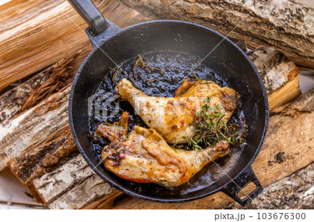 キャンプで料理 food using a bonfire at the campsit キャンプで料理 food using a bonfire at the campsit 103676300