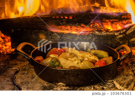 キャンプで料理　food using a bonfire at the campsit 103676301