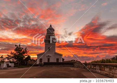 夕焼けと屋久島灯台 屋久島国立公園(夏 夕焼けと屋久島灯台 屋久島国立公園(夏 103676403