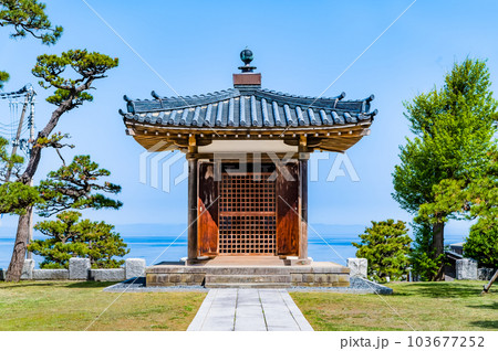 新潟・出雲崎 良寛生誕地跡に立つ良寛堂 新潟・出雲崎 良寛生誕地跡に立つ良寛堂 103677252