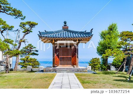 新潟・出雲崎　良寛生誕地跡に立つ良寛堂 103677254