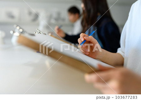 デッサンを描く 103677283