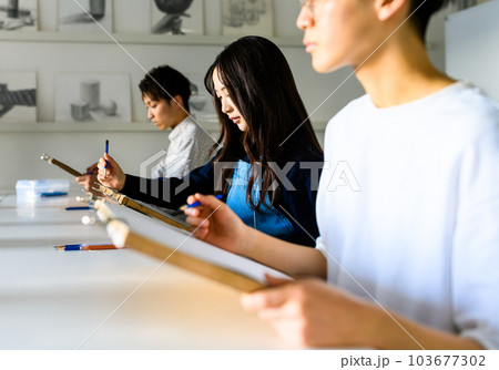 デッサンを描く デッサンを描く 103677302