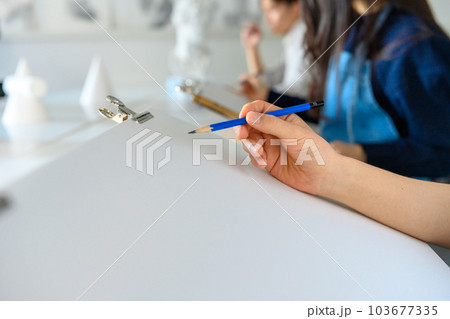 デッサンを描く 103677335