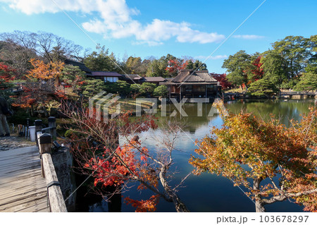 日本の彦根城に隣接した庭園の玄宮園 103678297