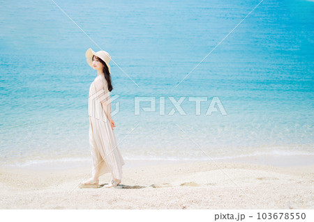 海辺を歩く若い女性 103678550