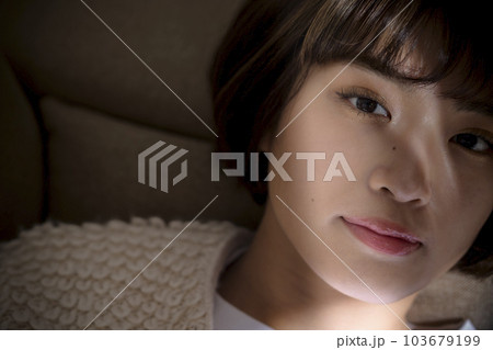 顔に光があたる若い女性のポートレート 顔に光があたる若い女性のポートレート 103679199