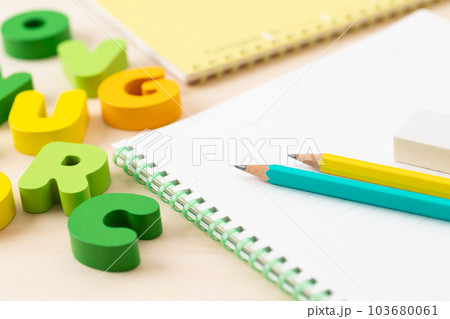 アルファベットと文房具（英語学習） 103680061