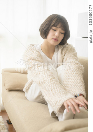 ソファでくつろぐ若い女性（ブラックミストフィルター） 103680577