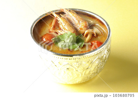 トマト、パクチー、海老入りの湯気立つトムヤムクン 103680705