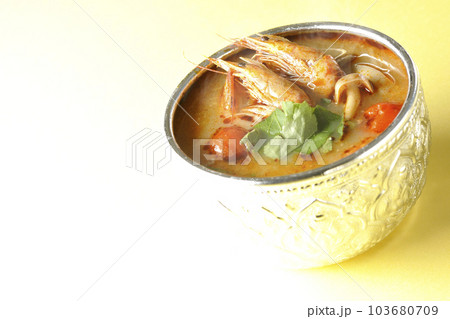 トマト、パクチー、海老入りの湯気立つトムヤムクン 103680709