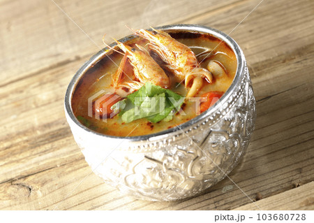 トマト、パクチー、海老入りの湯気立つトムヤムクン トマト、パクチー、海老入りの湯気立つトムヤムクン 103680728