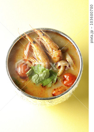 トマト、パクチー、海老入りの湯気立つトムヤムクンを俯瞰で撮影 トマト、パクチー、海老入りの湯気立つトムヤムクンを俯瞰で撮影 103680780