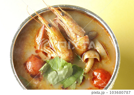 トマト、パクチー、海老入りの湯気立つトムヤムクンを俯瞰で撮影 トマト、パクチー、海老入りの湯気立つトムヤムクンを俯瞰で撮影 103680787