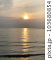 夕焼けと穏やかな海 103680854