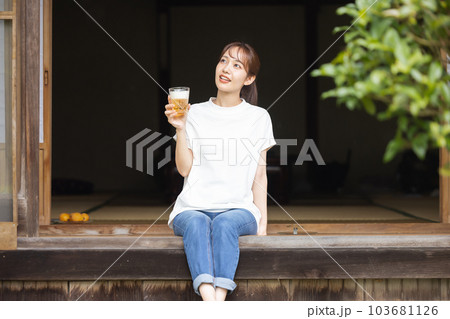 ビールを飲む女性 103681126