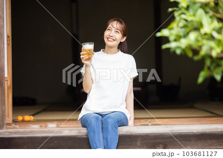 ビールを飲む女性 103681127